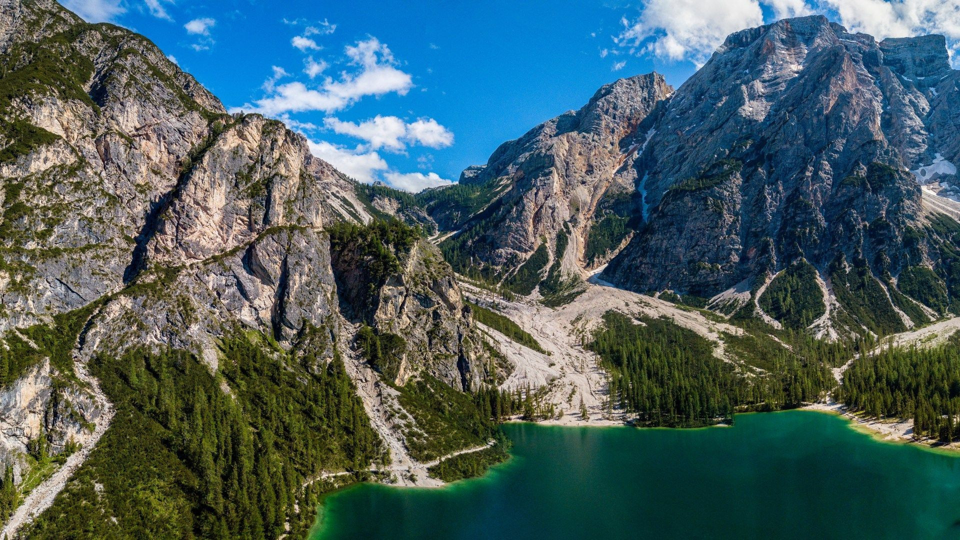 Il lago di Braies sotto le pareti della Croda del Becco, Dolomiti, Italia