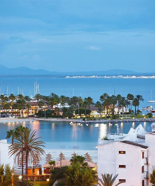 Porto di Alcúdia e baia al crepuscolo - Maiorca - Spagna
