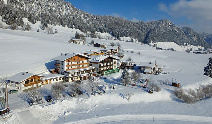 Hotel alpino nel paesaggio invernale innevato - Walchsee - Tirolo austriaco