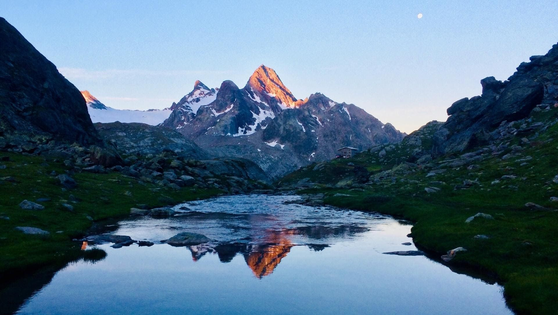 Reflet d'une montagne dans un lac d'altitude - Tour des Géants - Val d'Aoste - Italie