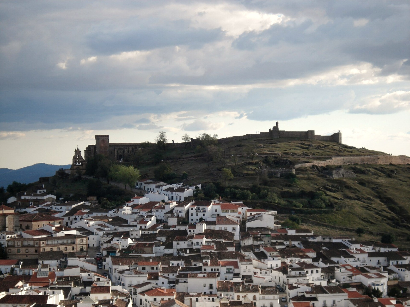 Villaggio bianco di Aracena e il suo castello visti dalla sierra - Andalusia - Spagna