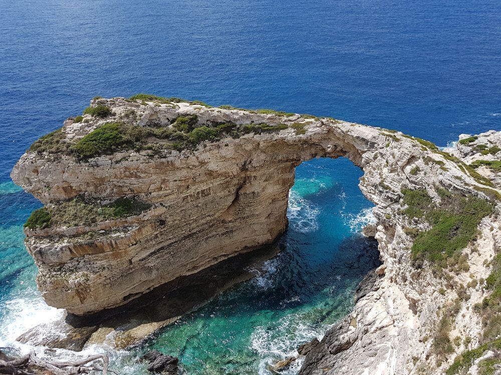 L'arco naturale di Tripitos sulla costa di Paxos