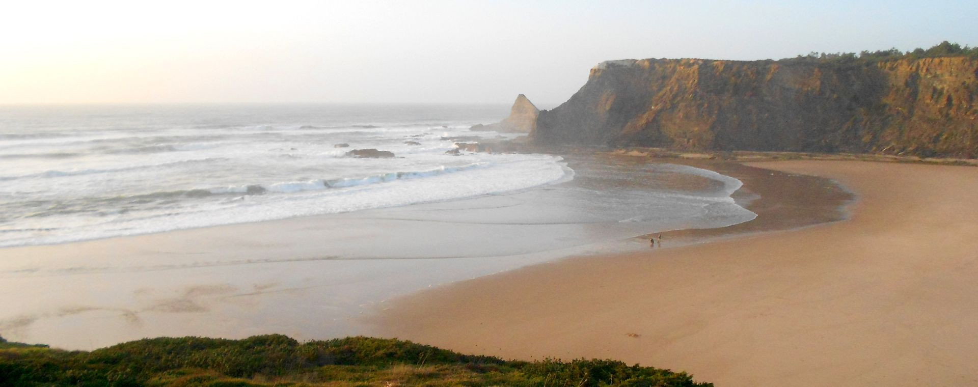 Spiaggia atlantica e scogliere ocra al crepuscolo - Costa Vicentina - Portogallo