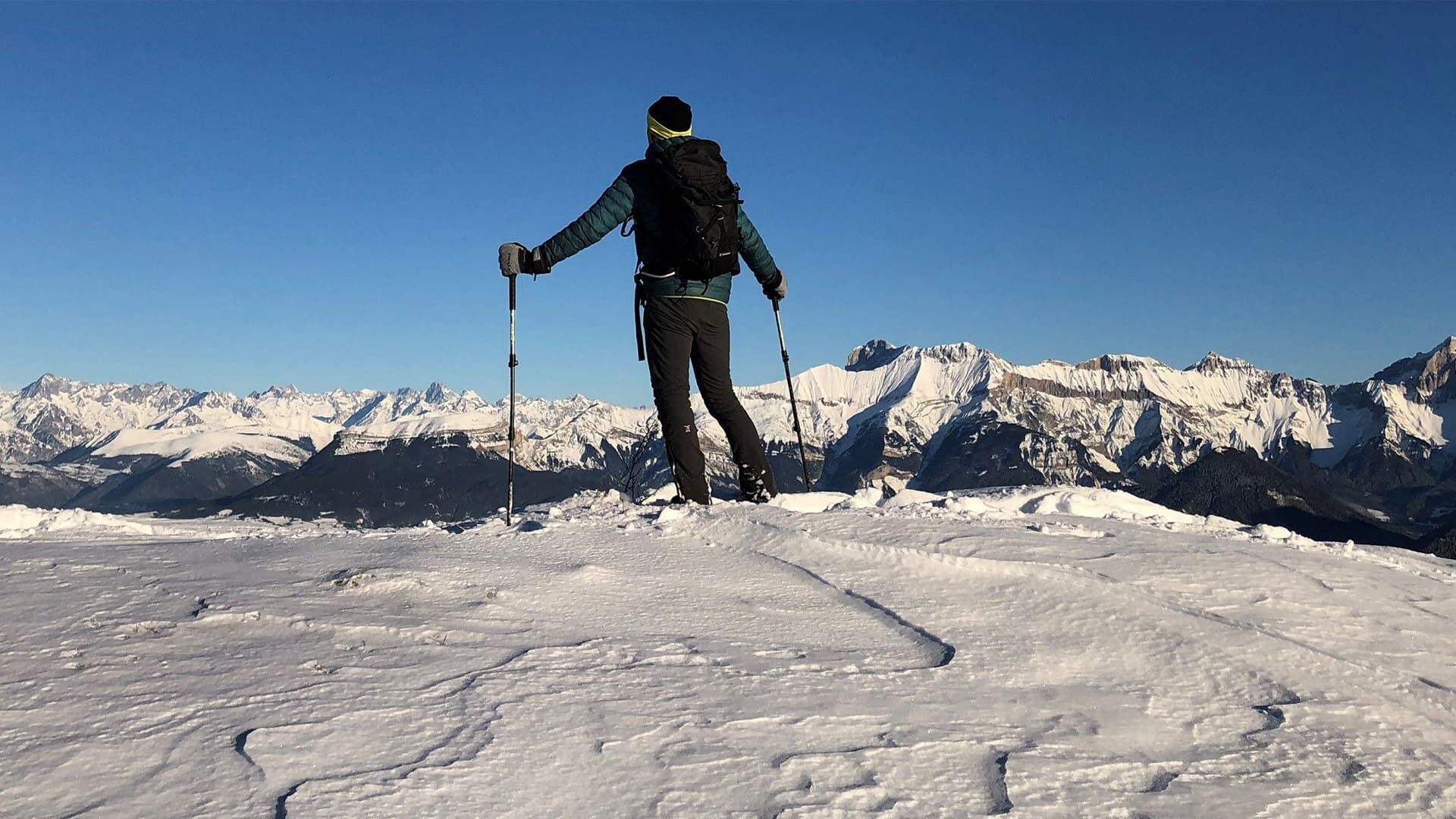 Escursionista con le ciaspole sulla vetta innevata del Platary - Alpi - Francia