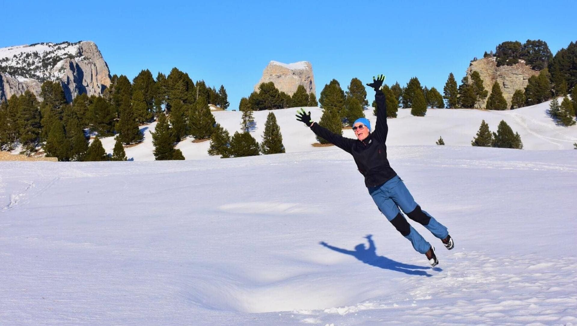 © Baptiste Vesper-Guillon Escursionista salta nella neve fresca a Chaumailloux - Vercors - Francia