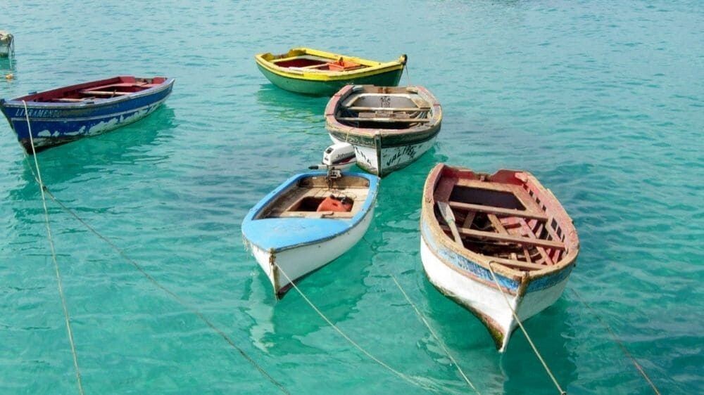 © Adobe Stock Barques de pêche traditionnelles en eau turquoise - Cap-Vert