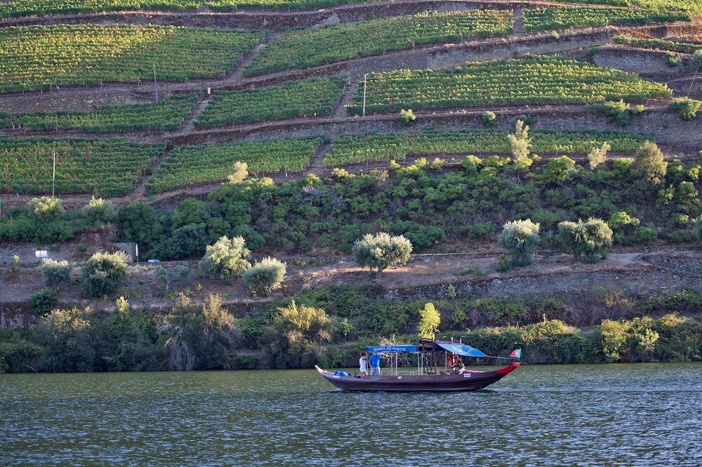 © Authentic Trails Barca rabelo sul Douro e vigneti terrazzati - Portogallo