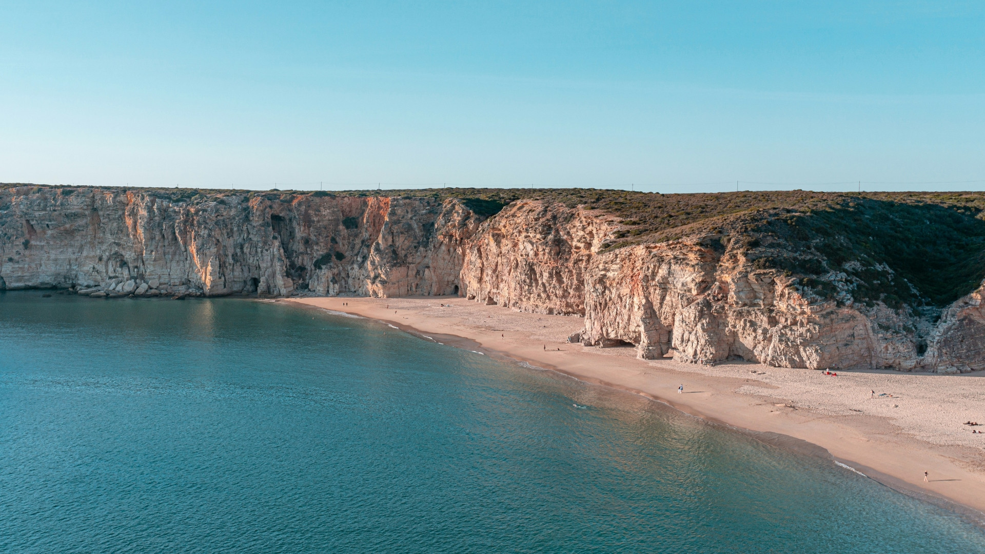 Spiaggia e scogliere - costa dell’Algarve - Portogallo