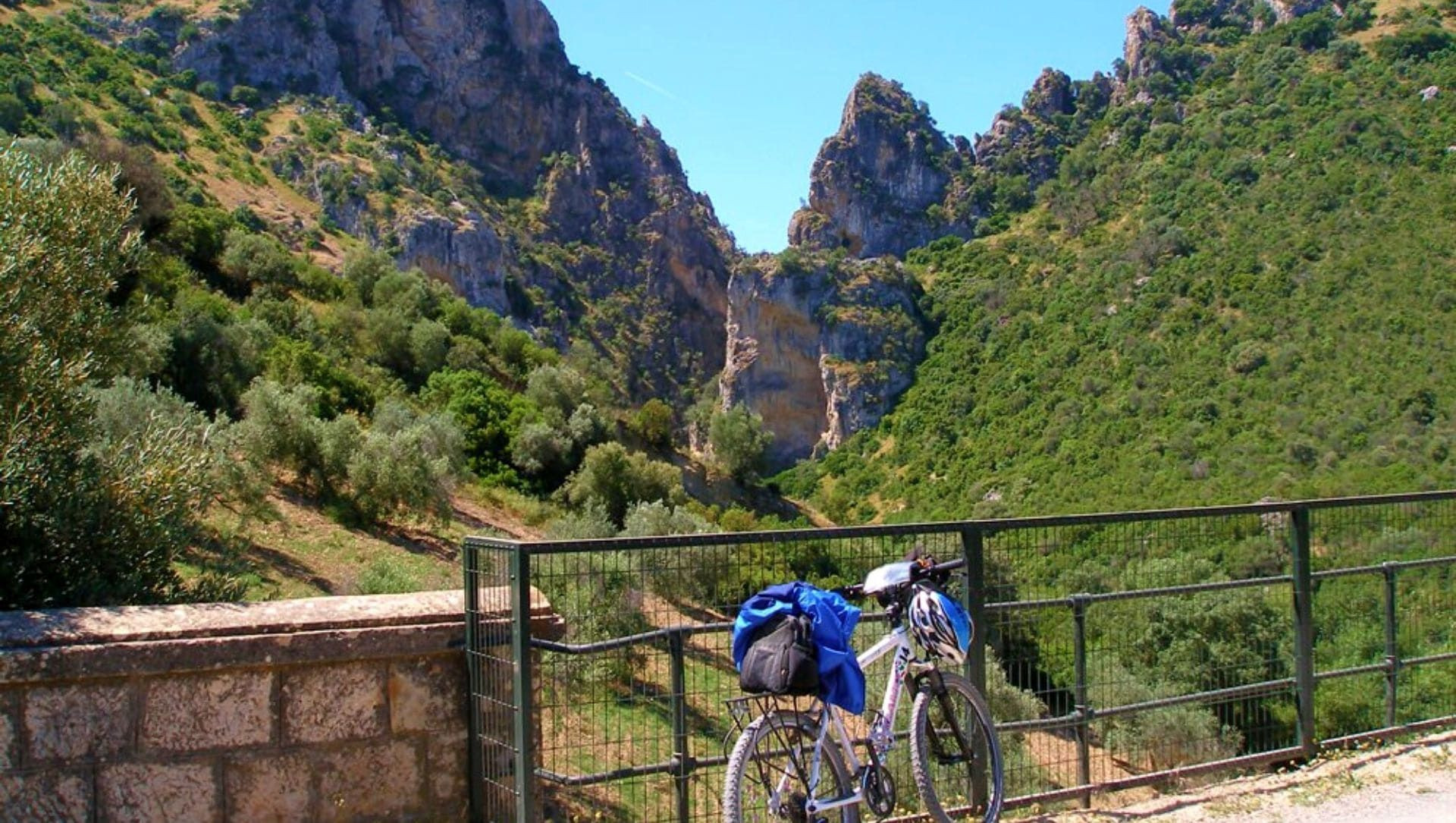 Bicicletta al belvedere di una gola - Villaggi bianchi - Andalusia - Spagna