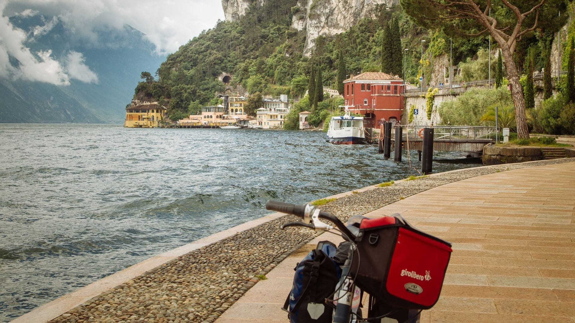 © Yvonne Toussaint Bicicletta sul lungolago del Garda - Italia