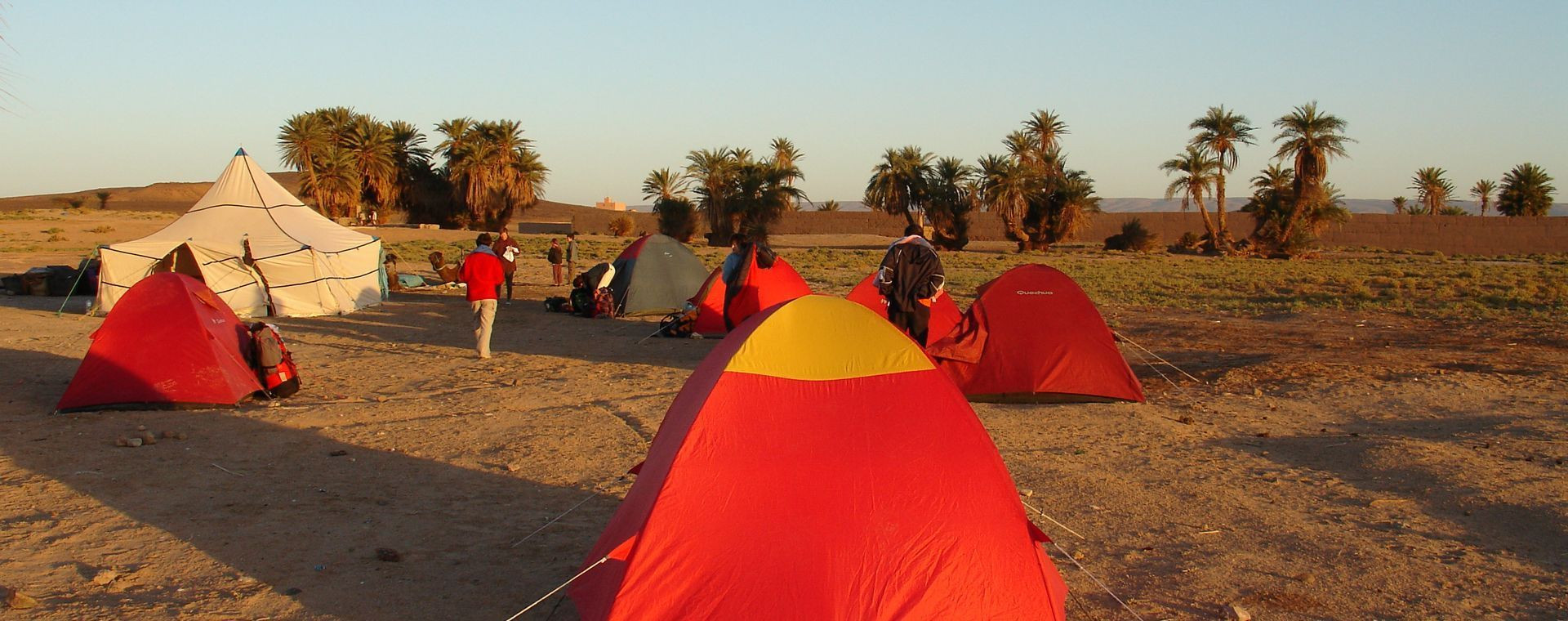 Accampamento di tende sulle rive dell’oasi - Marocco