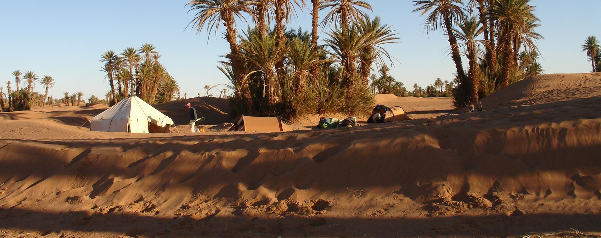 Bivacco sotto le palme in un’oasi del deserto - Marocco