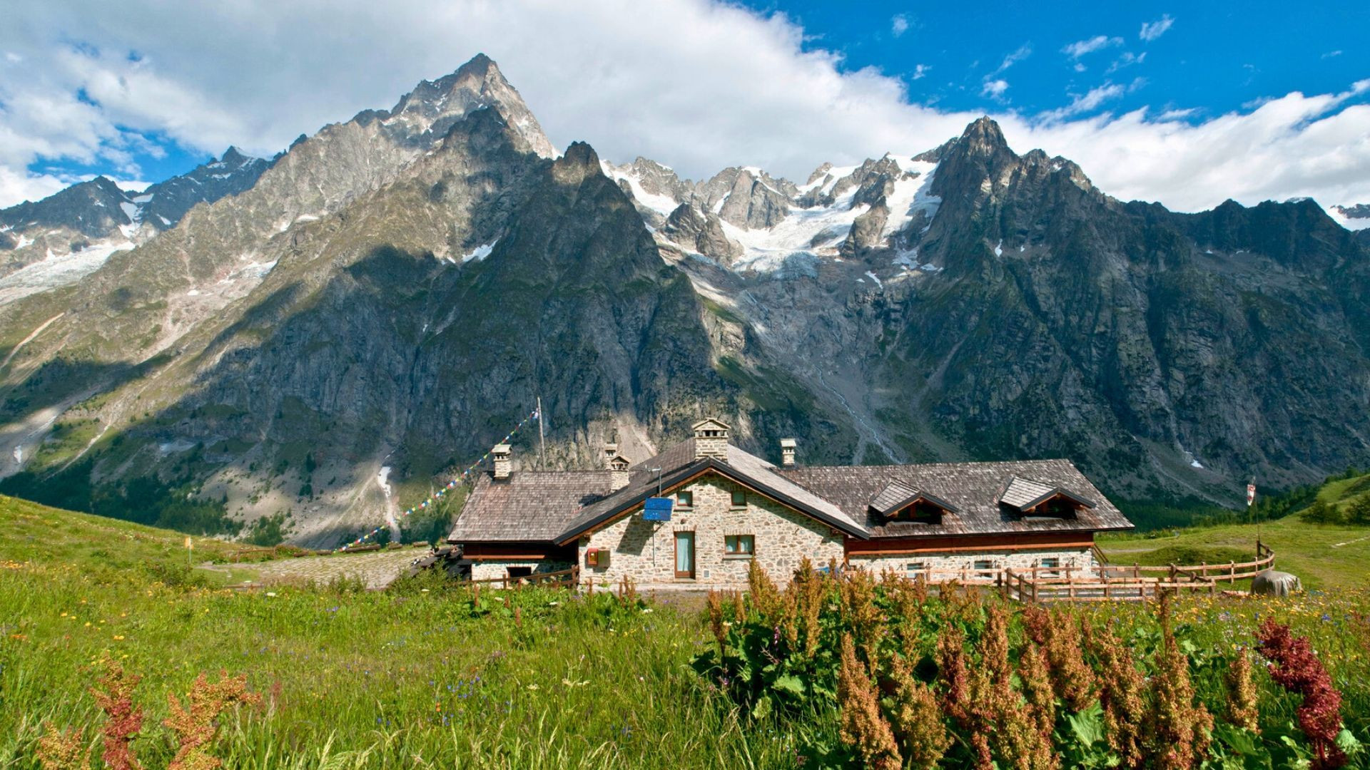 Refuge Bonatti face au massif du Mont-Blanc - Val Ferret - Val d'Aoste - Italie