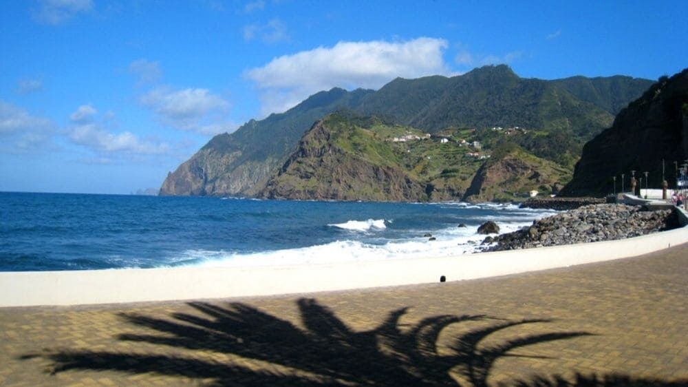 Spiaggia e montagne verdeggianti sul mare - Madeira - Portogallo