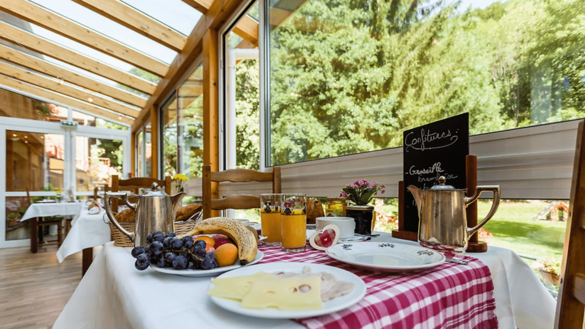 © Yvonne Toussaint Colazione nella veranda di una pensione - Vosgi - Francia