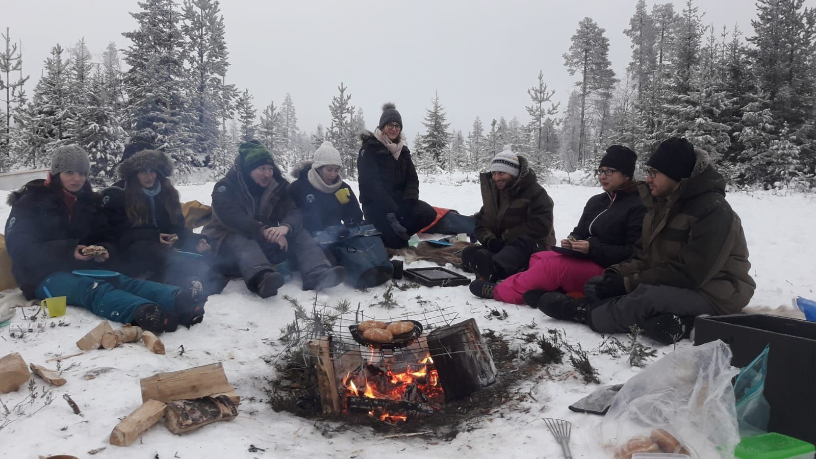 Pausa attorno al fuoco nella foresta innevata - Lapponia - Finlandia