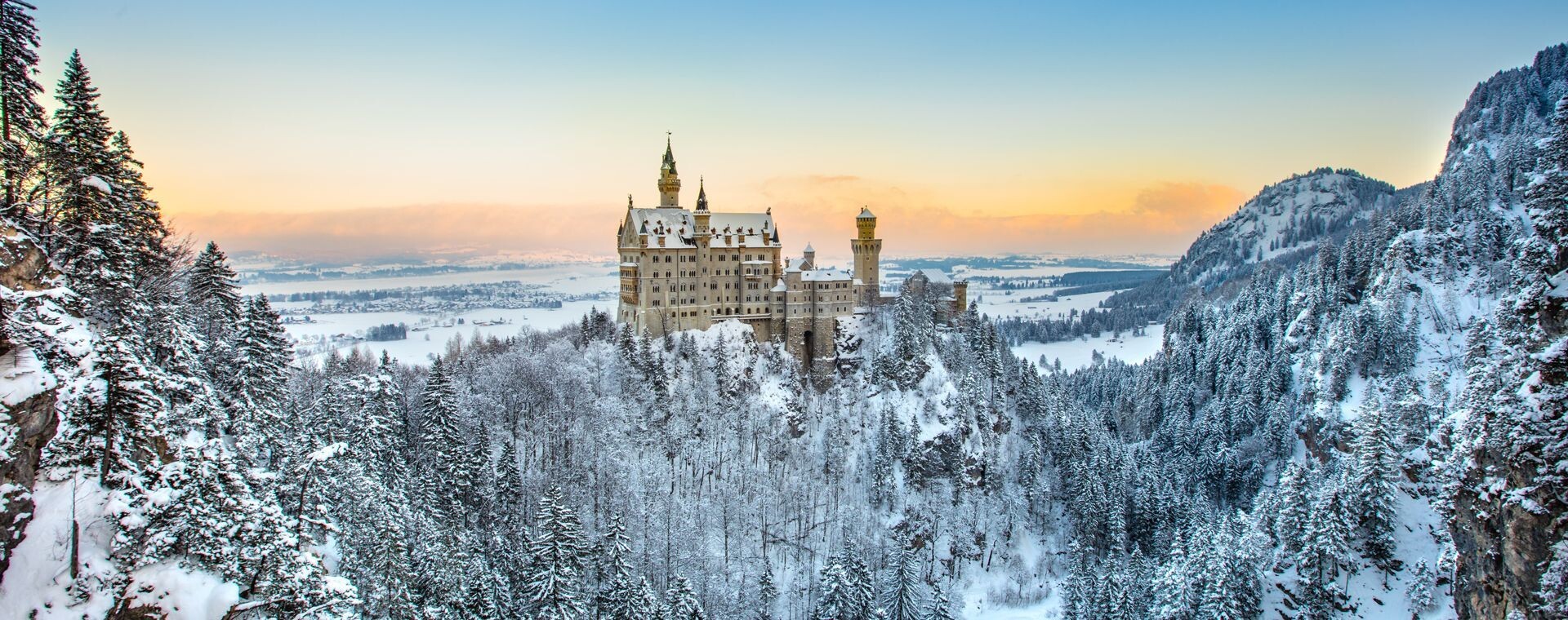 Castello di Neuschwanstein innevato in inverno - Baviera - Germania