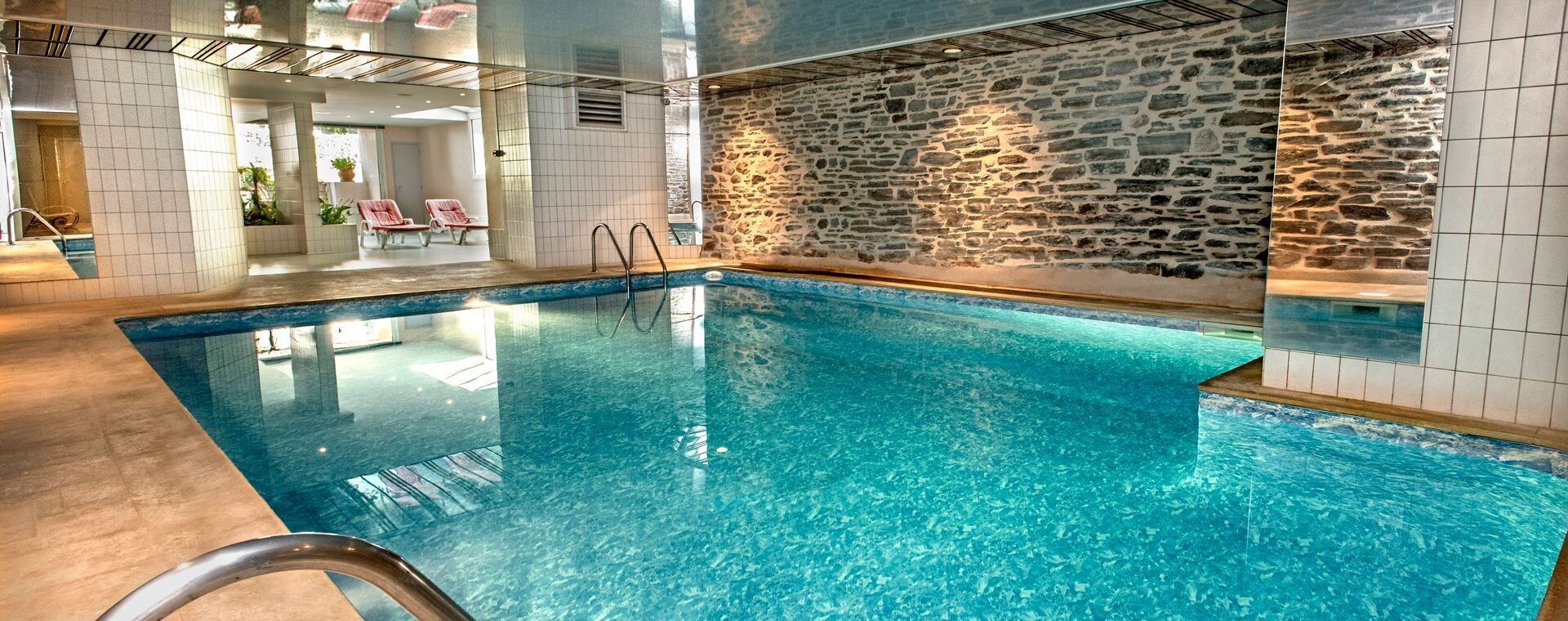 Piscina coperta di un hotel - Cévennes - Francia