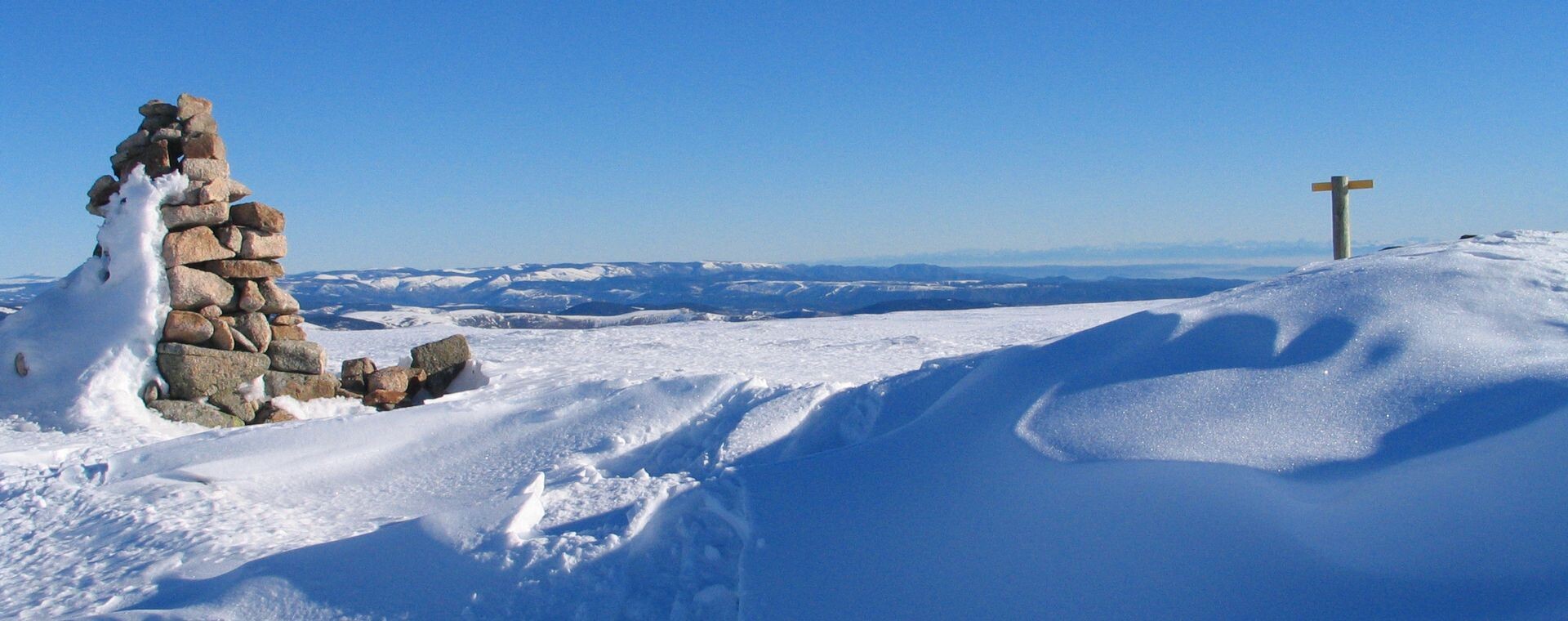Ometto innevato e altopiano invernale delle Cévennes - Francia