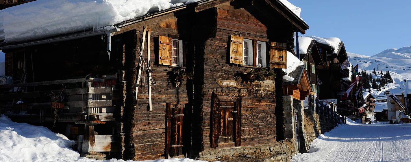 Chalet di legno innevato in un villaggio - Aletsch - Vallese - Svizzera