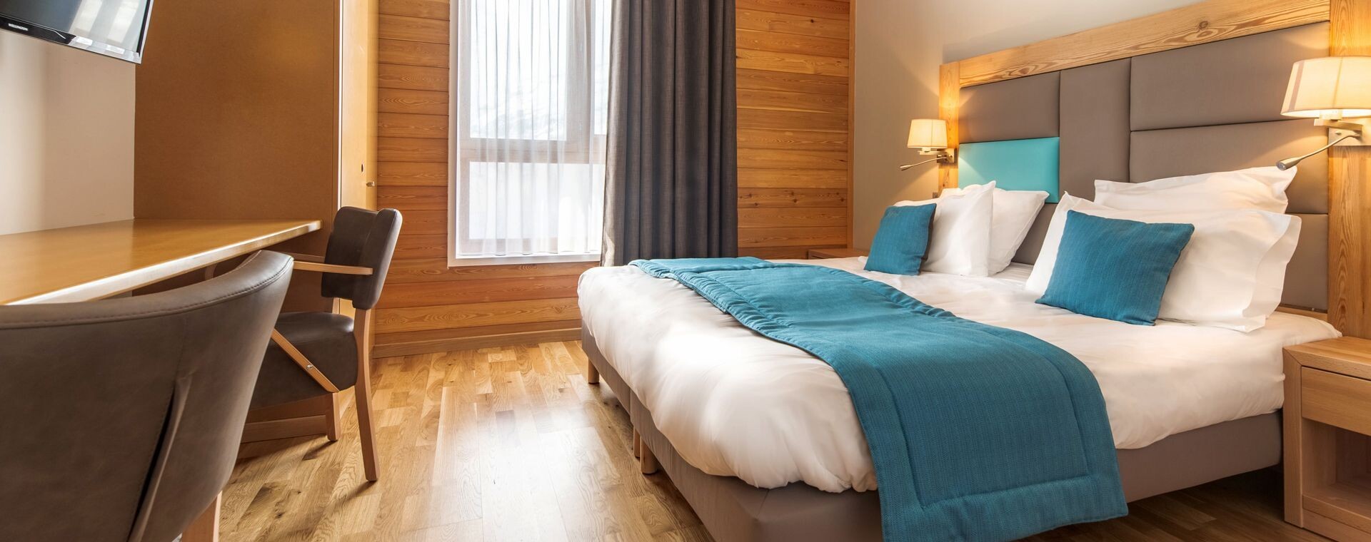Camera d’hotel con arredi in legno e tonalità turchesi - Bessans - Alta Maurienne - Francia
