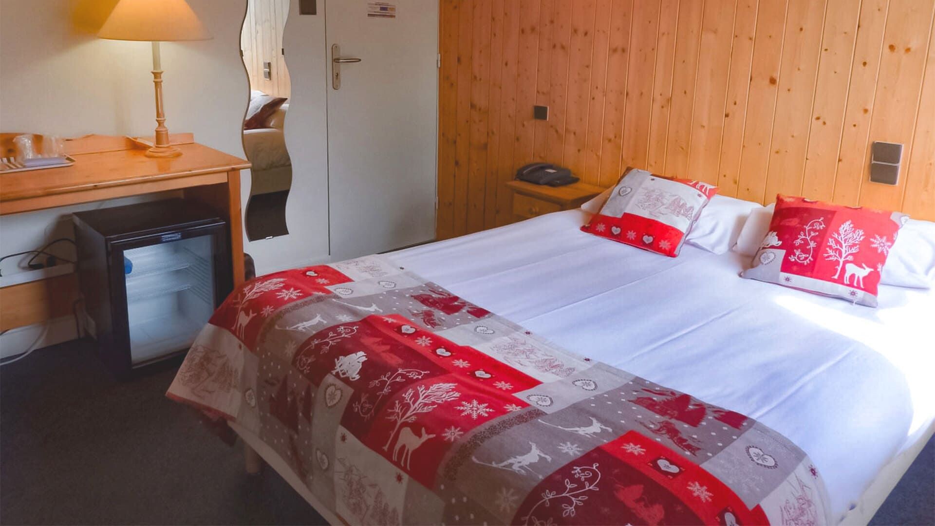 Camera d’hotel con boiserie e biancheria in stile montano - Alpi - Francia