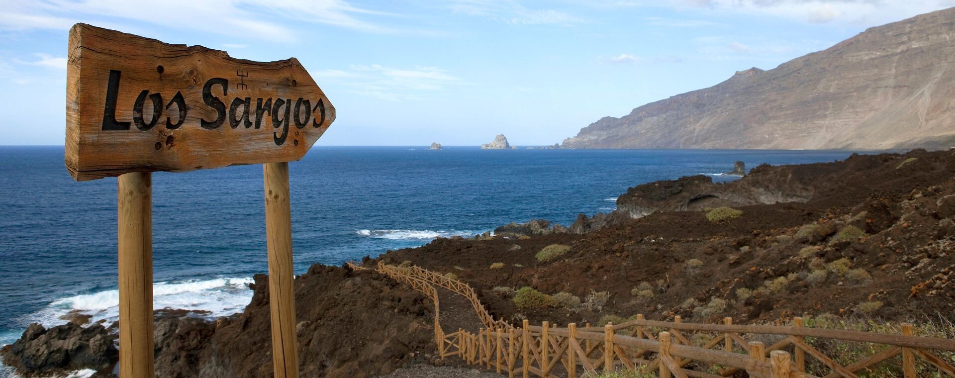 Costa vulcanica e cartello Los Sargos - El Hierro - Canarie - Spagna