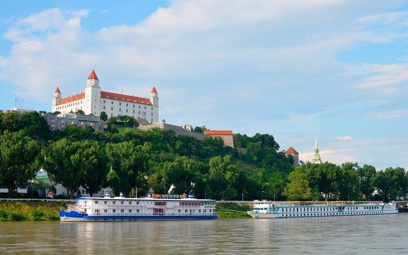 Castello di Bratislava sulle rive del Danubio