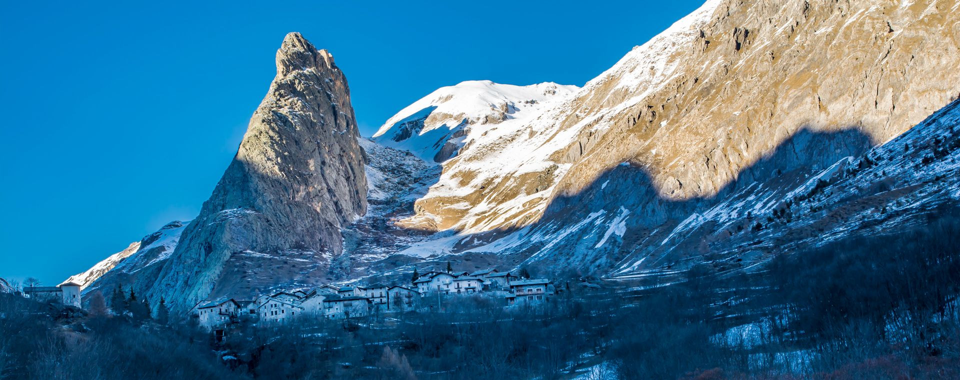 Chiappera et Rocca Provenzale en hiver - Val Maira - Italie