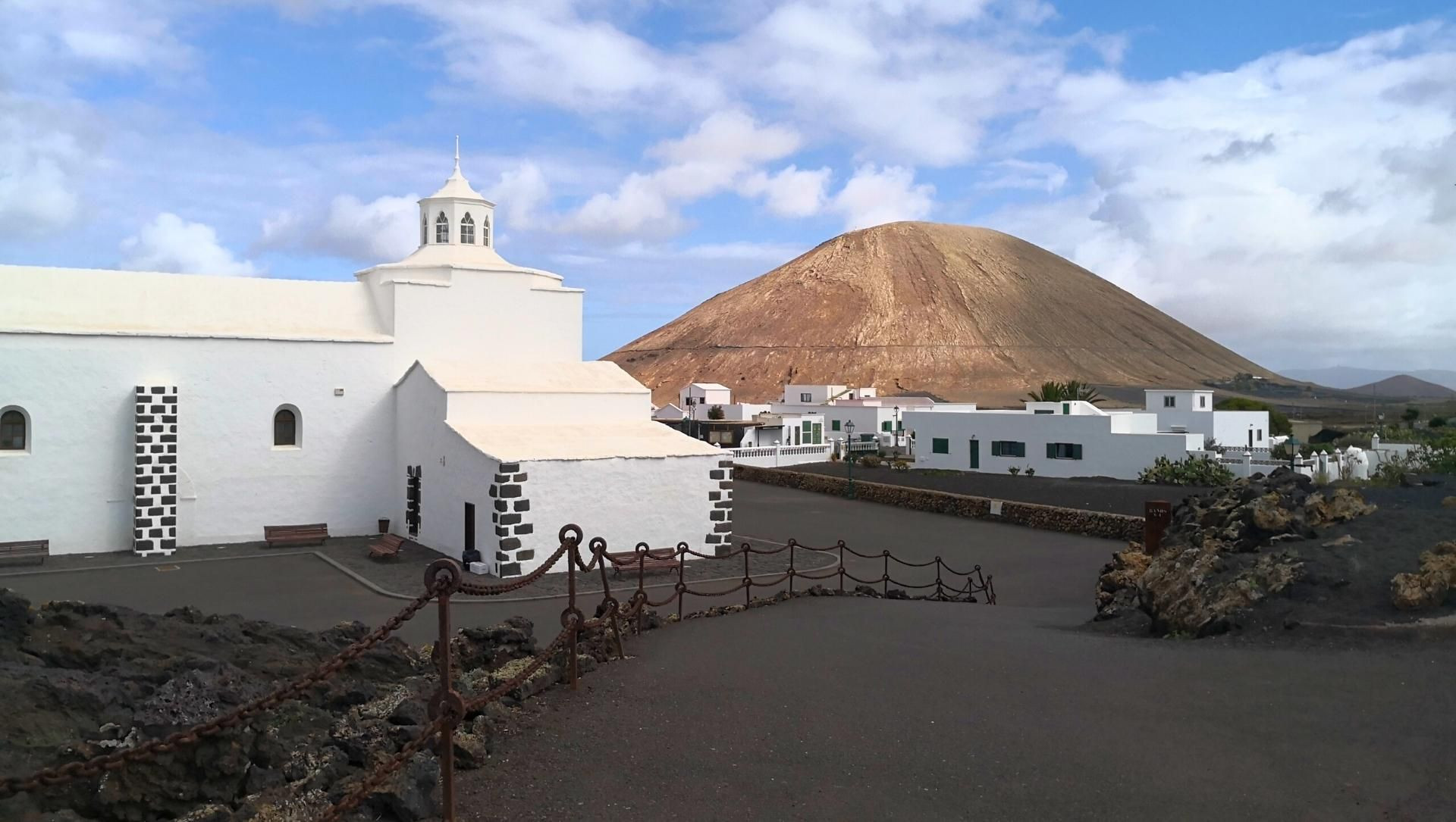 © David Praire Eremo della Vergine Addolorata e vulcano - Mancha Blanca - Lanzarote - Spagna