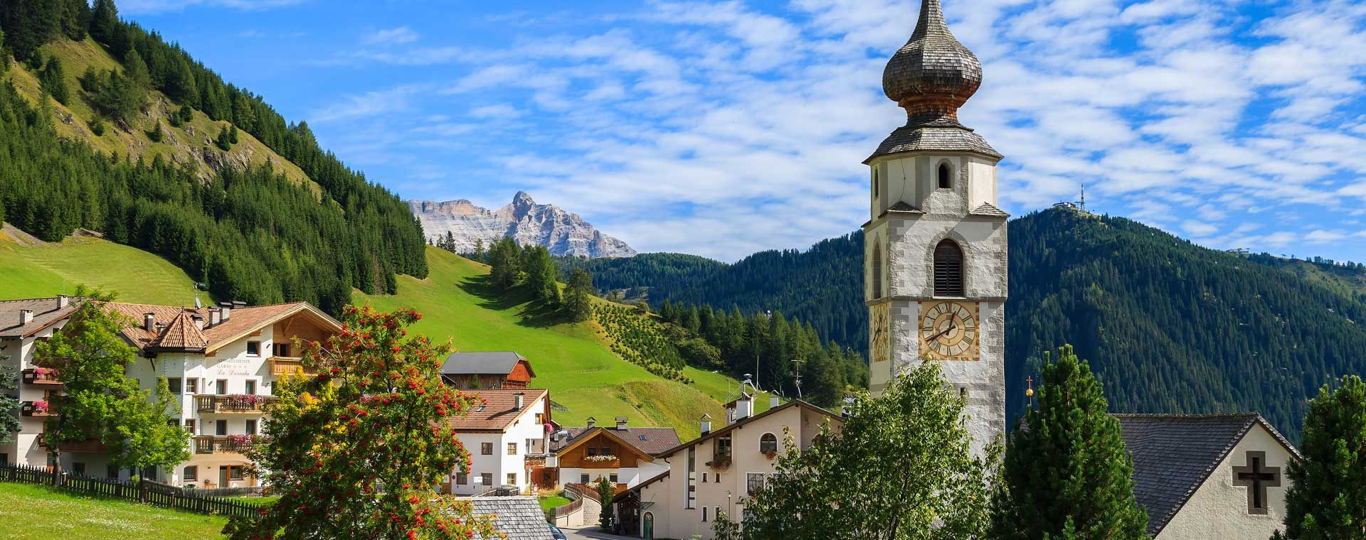Clocher à bulbe et village de montagne - Dolomites - Italie