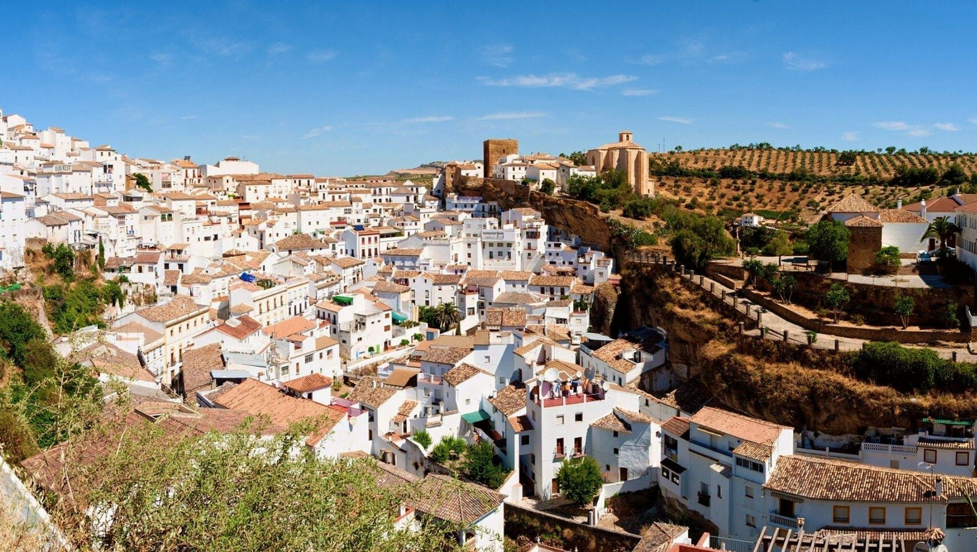 Villaggio bianco arroccato di Setenil de las Bodegas - Andalusia - Spagna