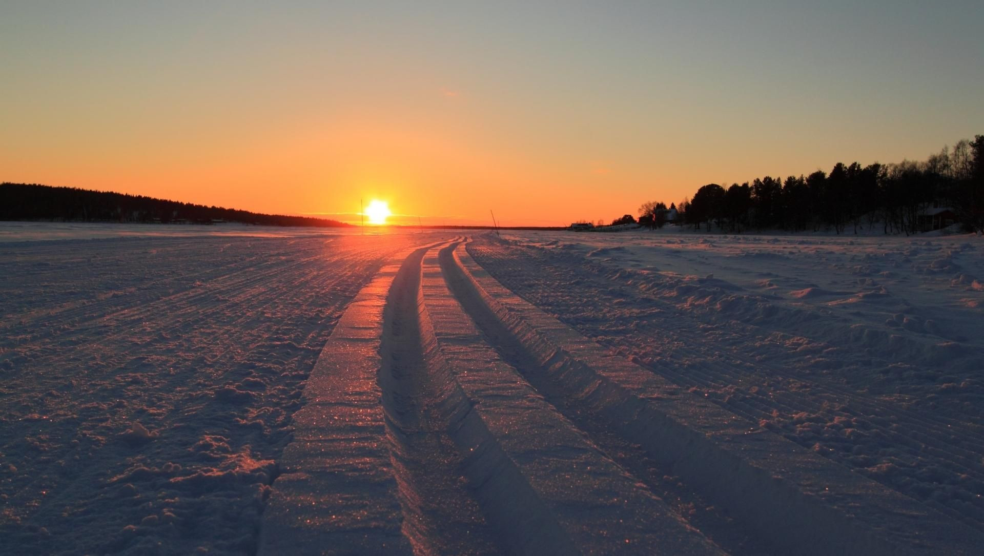 Tramonto su una pista da sci di fondo innevata - Finlandia