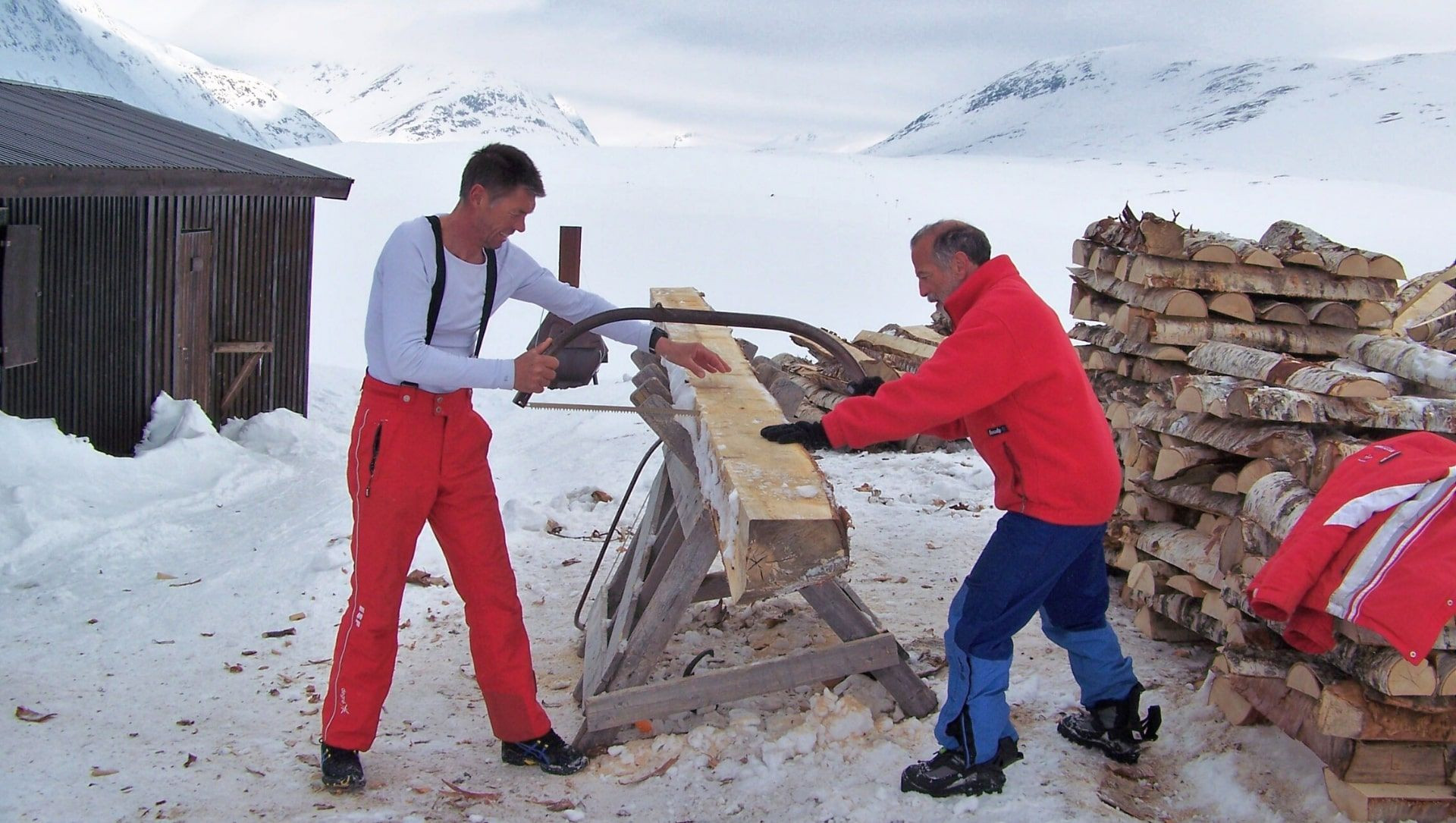 Taglio della legna in un rifugio del Kungsleden - Svezia