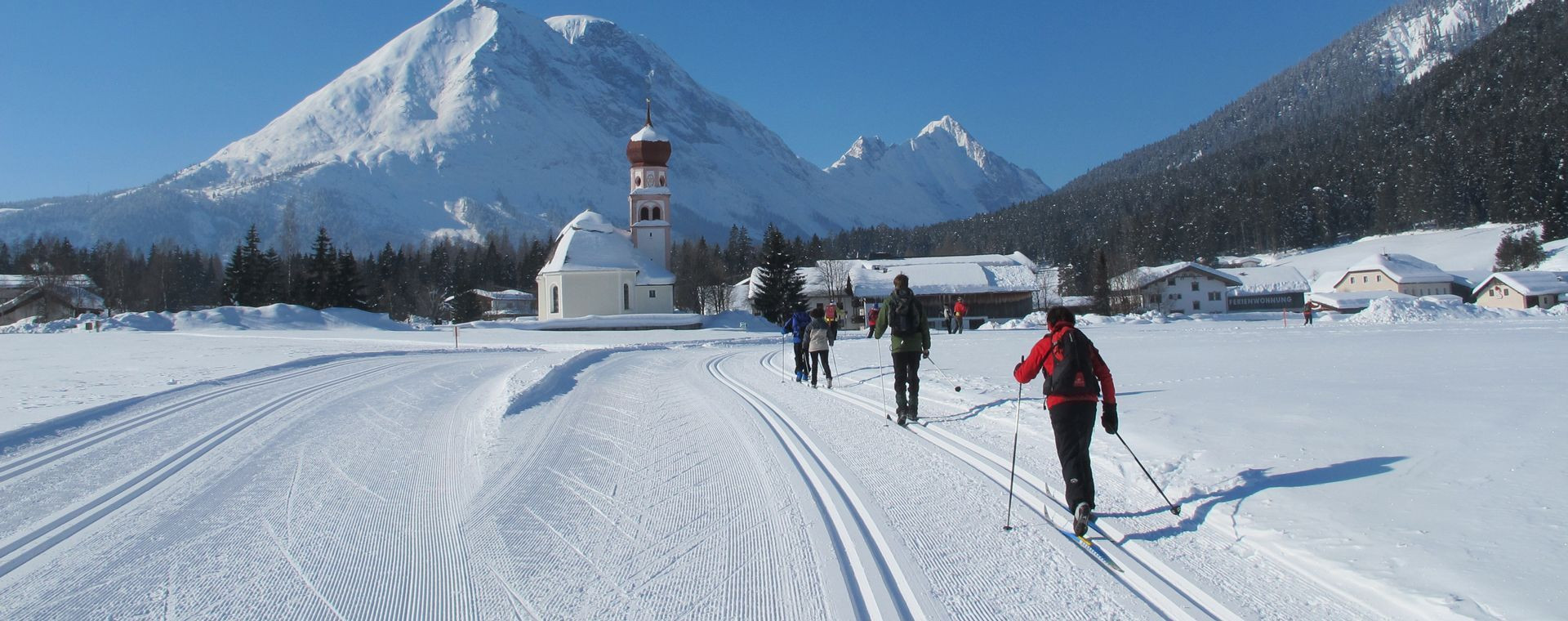 Fondisti di fronte al campanile a bulbo - Leutasch - Tirolo - Austria