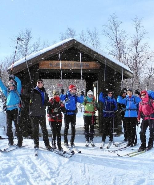 Gruppo di fondisti davanti a un rifugio innevato - Kungsleden - Svezia