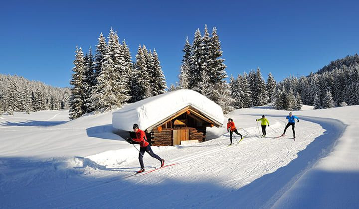 Fondisti vicino a uno chalet innevato - Seefeld - Tirolo austriaco