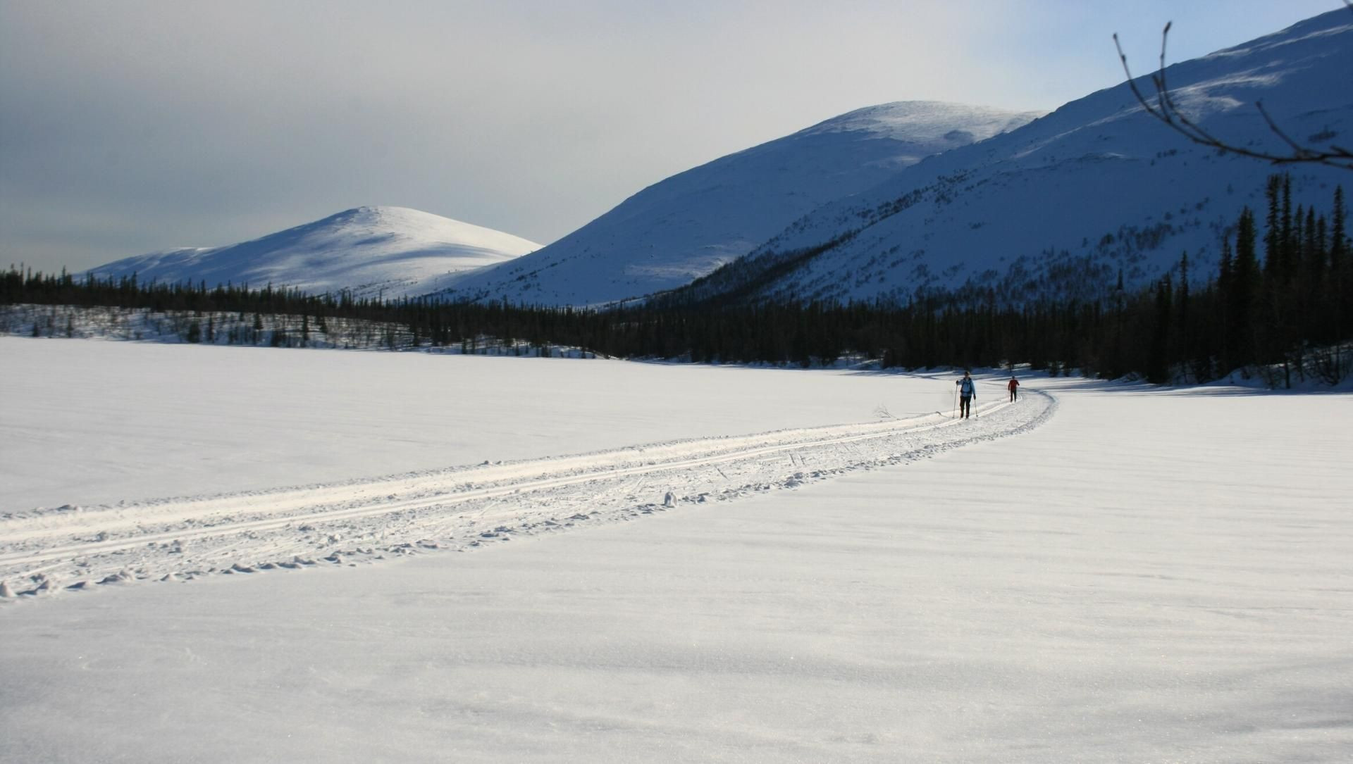 Sciatori di fondo su un lago ghiacciato - Lapponia - Finlandia