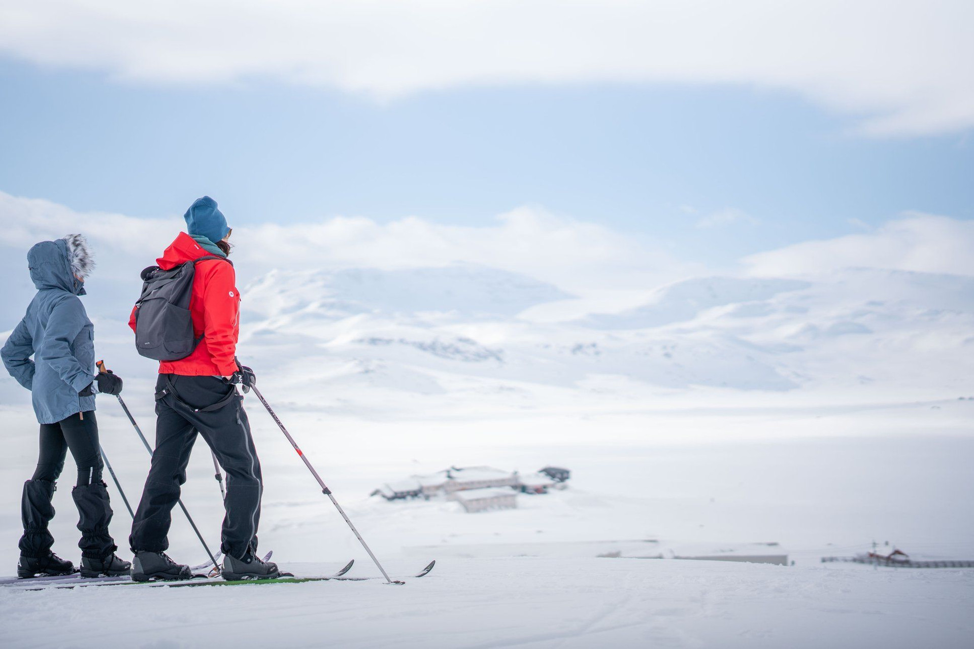Sciatori di fondo con vista sul rifugio dell’Hardangervidda - Norvegia