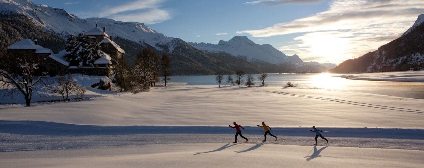 Sci di fondo al tramonto sulle rive del lago di Silvaplana - Engadina - Svizzera