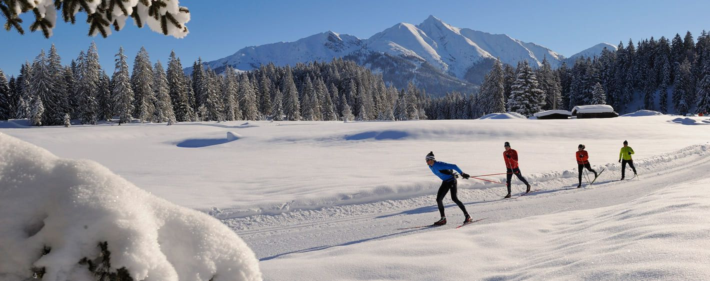Sci di fondo su pista battuta di fronte alle cime - Seefeld - Tirolo - Austria