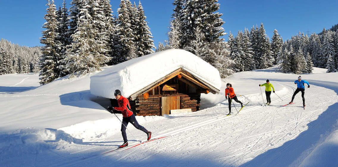 Sci di fondo davanti a uno chalet innevato - Seefeld - Tirolo - Austria