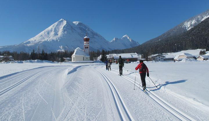 Sci di fondo davanti alla chiesa del villaggio - Leutasch - Tirolo - Austria