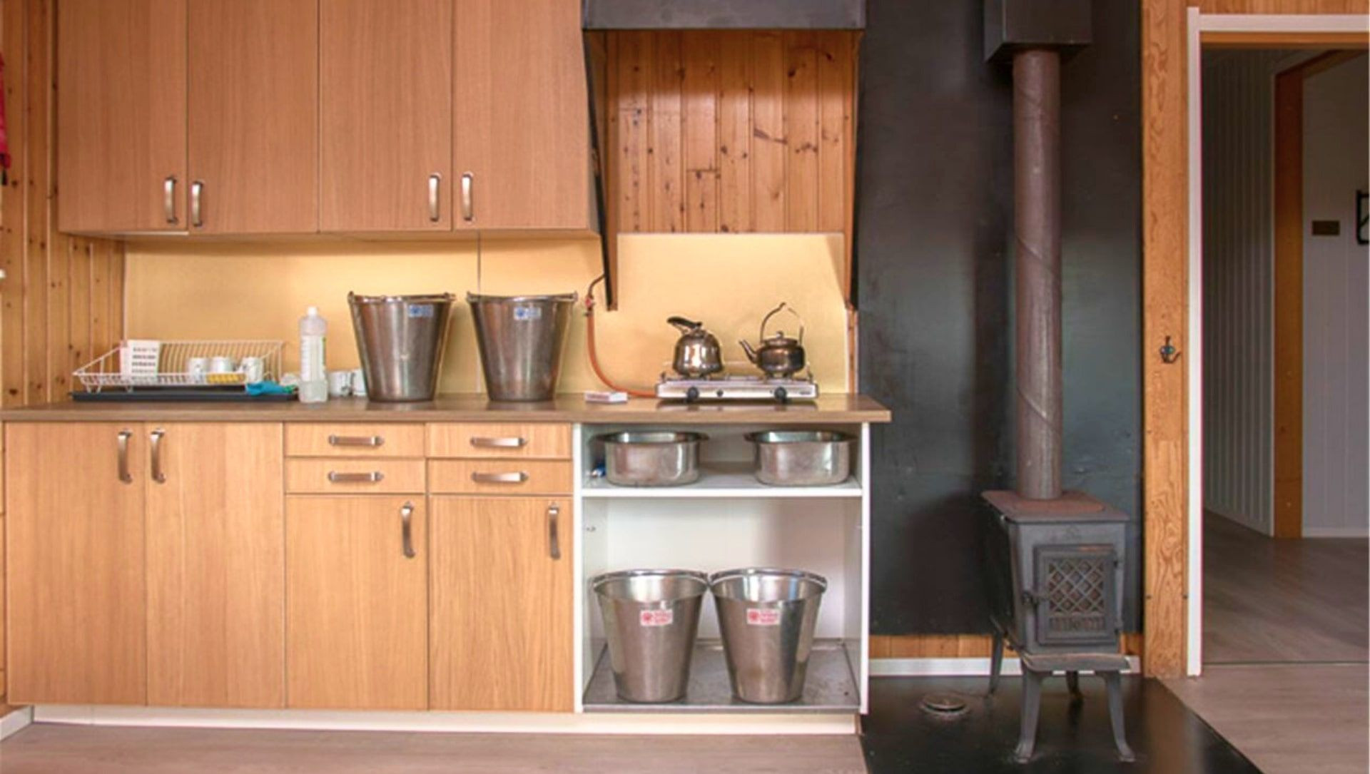 Cucina e stufa di un rifugio sulla Pista Reale - Svezia