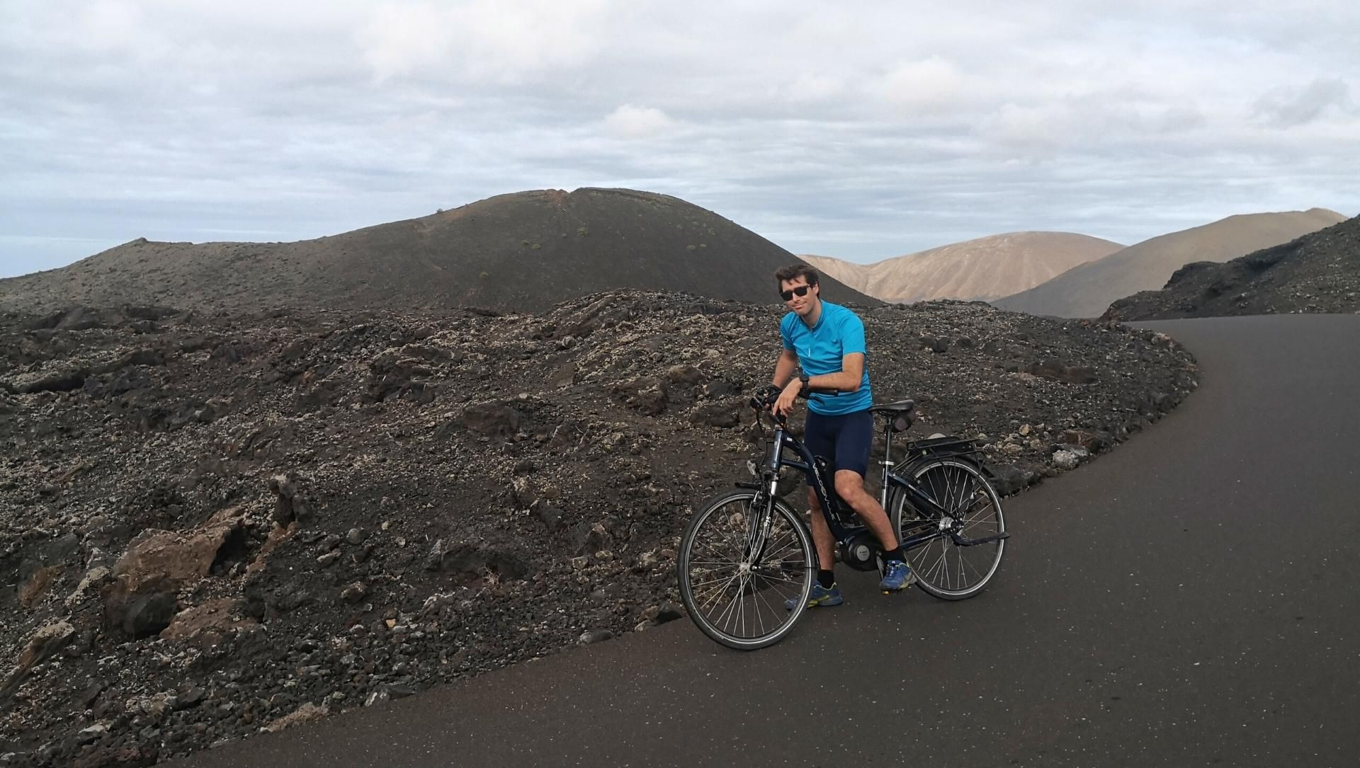Ciclista nei paesaggi vulcanici di Lanzarote - Canarie - Spagna