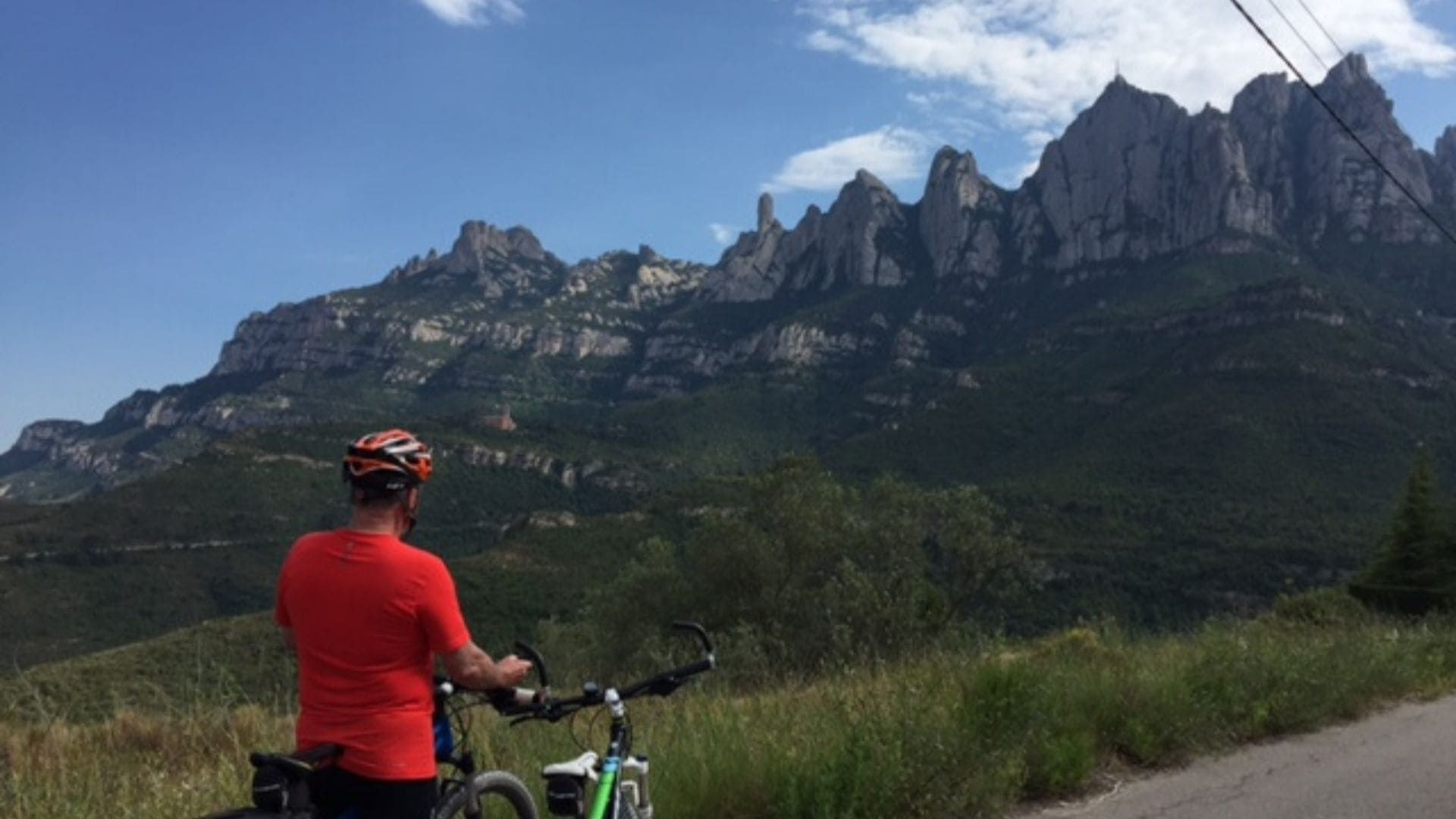 Ciclista di fronte alle montagne di Montserrat - Catalogna - Spagna