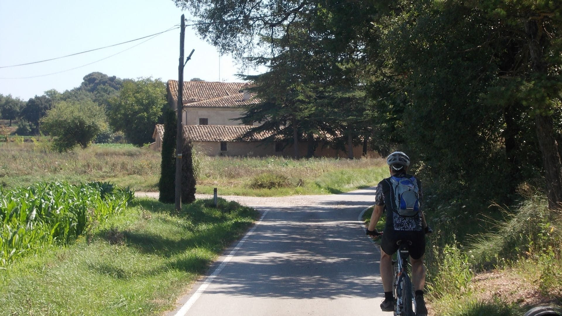 Ciclista su una strada di campagna - Catalogna - Spagna