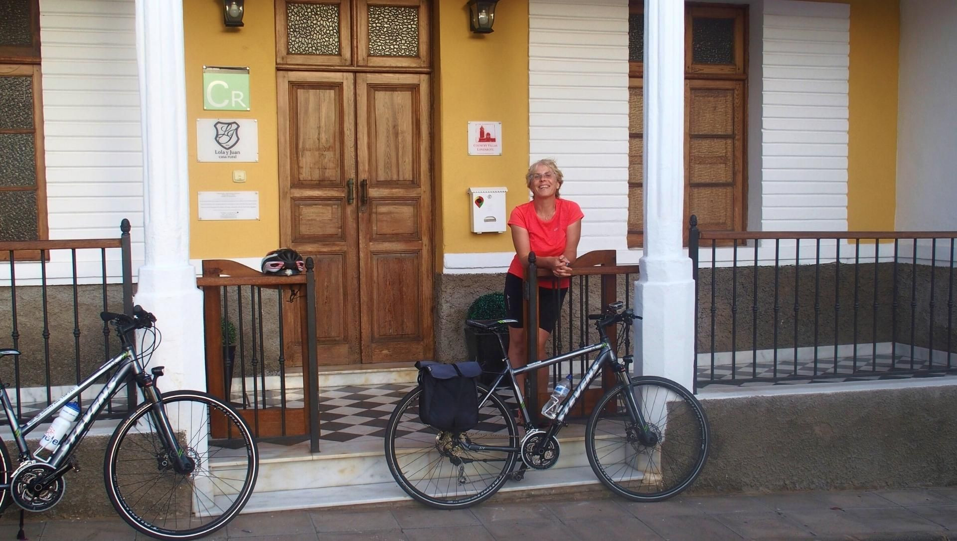 Ciclista davanti a una casa rurale - Lanzarote - Canarie