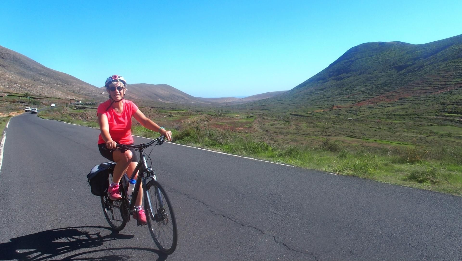 Ciclista su una strada tra paesaggi vulcanici - Lanzarote - Isole Canarie - Spagna