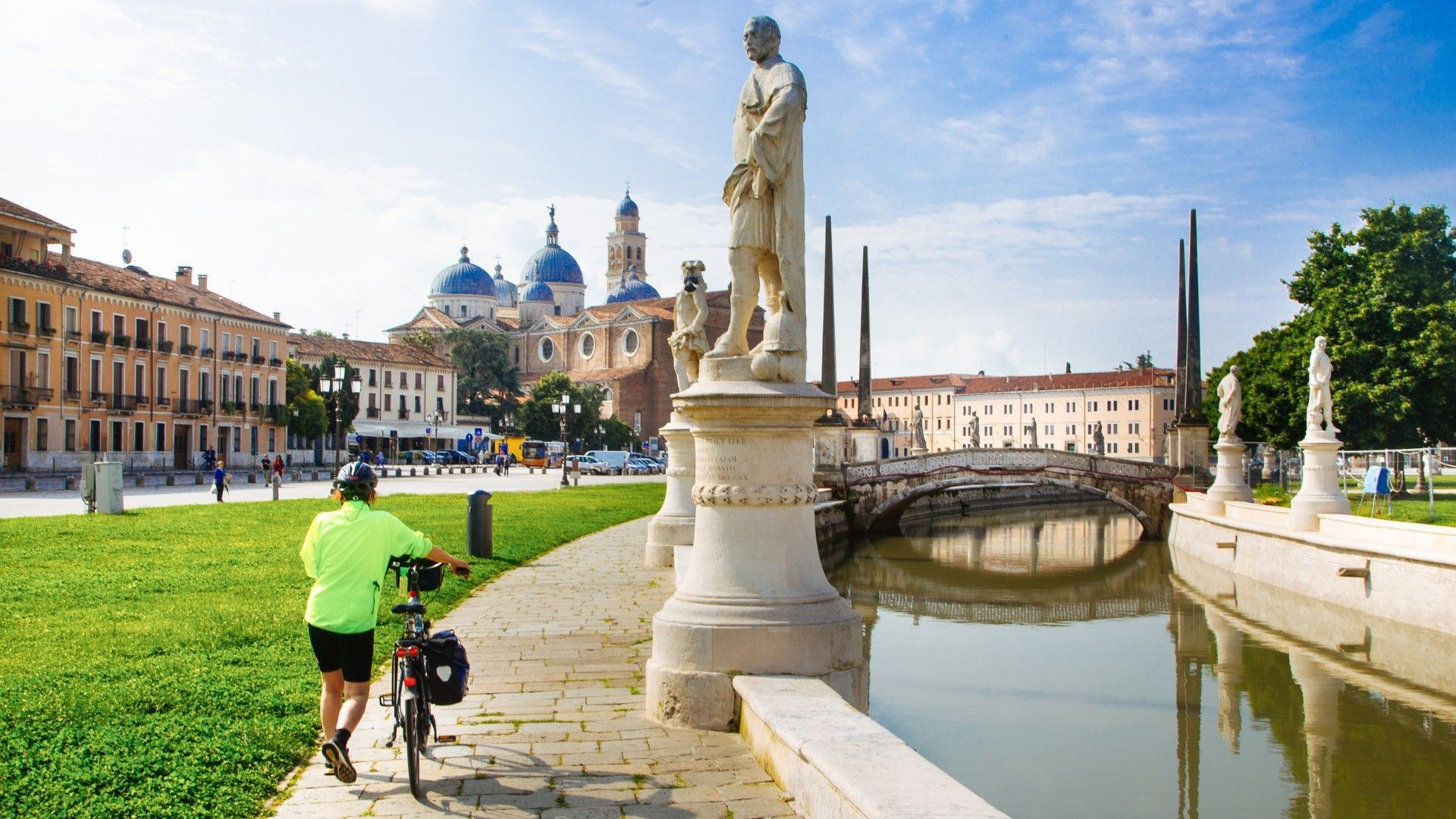Cycliste sur la place Prato della Valle et basilique Sainte-Justine - Padoue - Vénétie - Italie